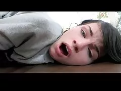 Гарненька брюнетка отримує хороший creampie bvr