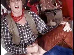 Урожай великої півень ковбой заповнює волохаті дівчата анальний отвір (camaster)