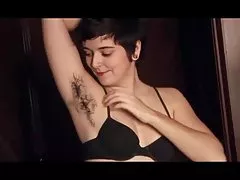 Волохата кицька Сексуальна красуня переговори про її дивовижні волосся на тілі