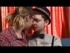 Дві дівчинки на дивані