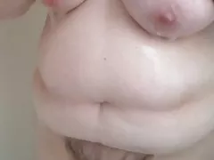 BBW душ перед сном, миття її волохаті кицьки, сиськи, живіт