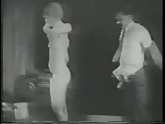 Рогової пальцями її кицьку в чорно-білих порно