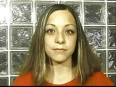 Брюнетка піднімається на ліжко і поширює її ніг