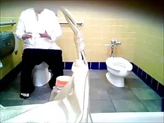 Літня жінка в білому в окулярах