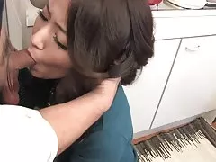 Брюнетка з коміром отримує її клітор дражнили з іграшками