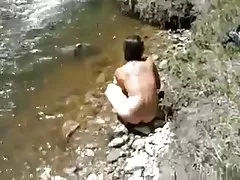 Морган прийняття ванни біля річки