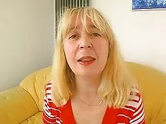 Пухкі волохаті трахает зрілої в диван