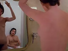 Каміль Кітон оголеною сцені