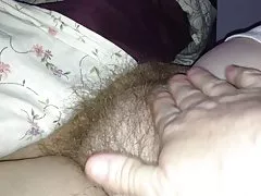 Стискаючи її м'якою пухкі волохаті курган