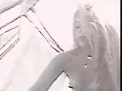 Реальна вуайеріст - роздягальні - досить блондинка, намагаючись бікіні