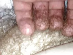 Потираючи дружин м'які живота, волохаті кицьки