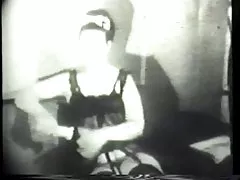 Сексуальна Брюне в нижній білизні грає з фаллоімітатором в її жорсткі киска