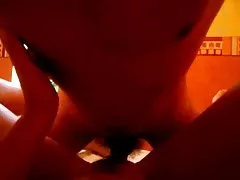 Вона записує