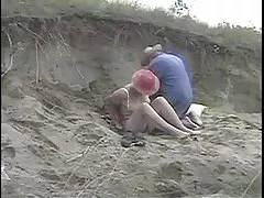 Дупу блондинка бабуся вдарив за межами