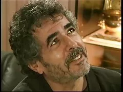 Хлопці дивитися брюнетка повія смоктати і взяти великий чорний півень на дивані