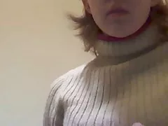 Підлітка грати з пляшки у умывальная